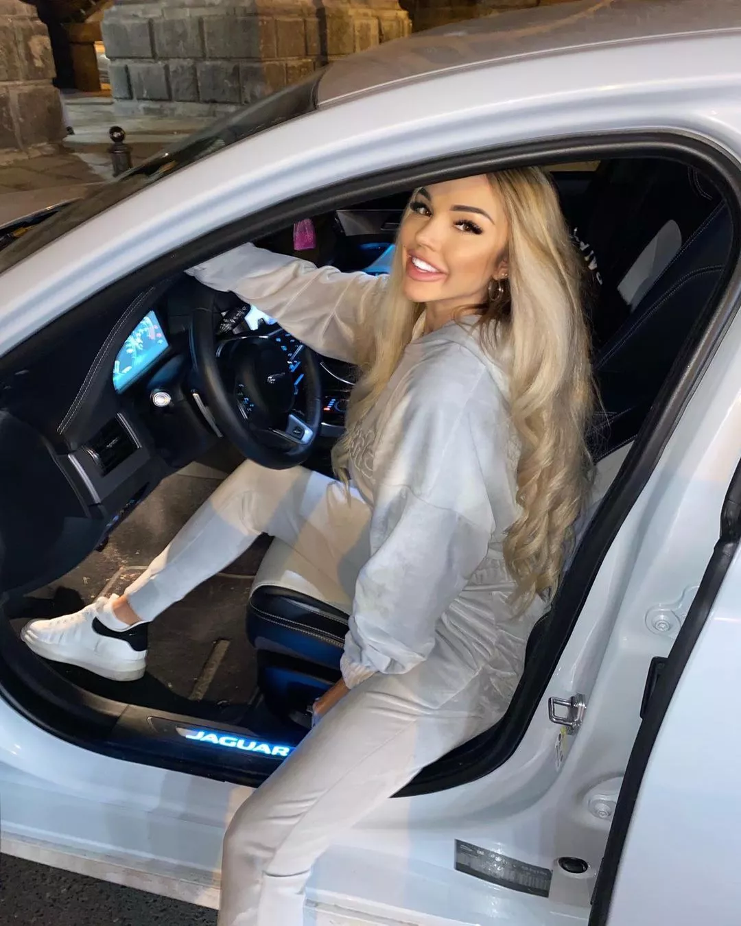 Piękna gwiazda disco polo zachwyca niezwykłymi metamorfozami! Fani wybrali najlepszą! 